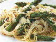 Spaghetti ze szparagami i szynką